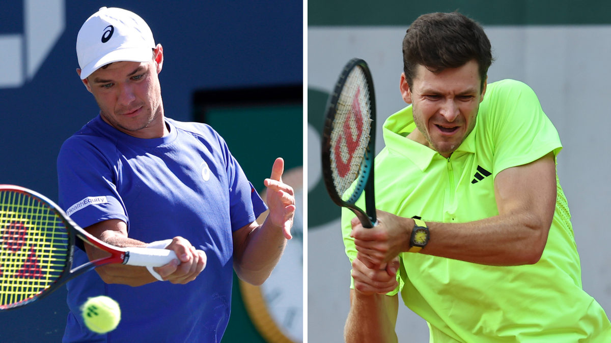 Dwaj polscy tenisiści w akcji na korcie. Jeden z nich, w niebieskiej koszulce i białej czapce, uderza piłkę rakietą. Drugi, w jaskrawozielonej koszulce, odbija piłkę.