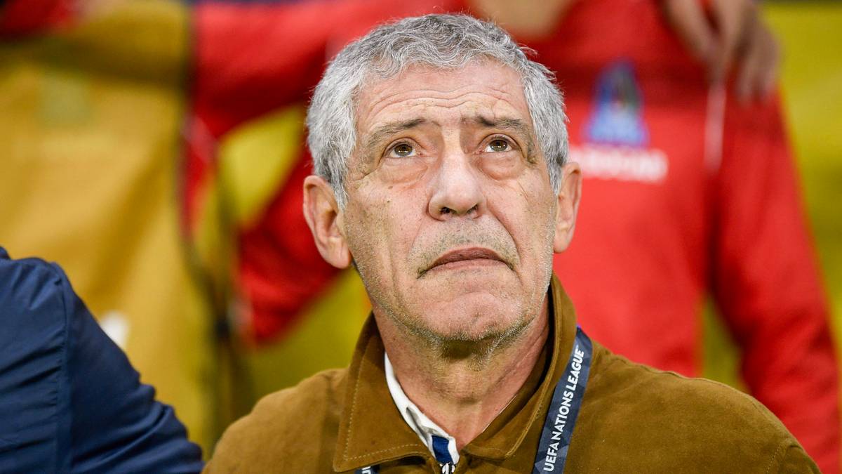 Portret Fernando Santosa, trenera piłkarskiego, z wyraźnym zamyśleniem na twarzy.