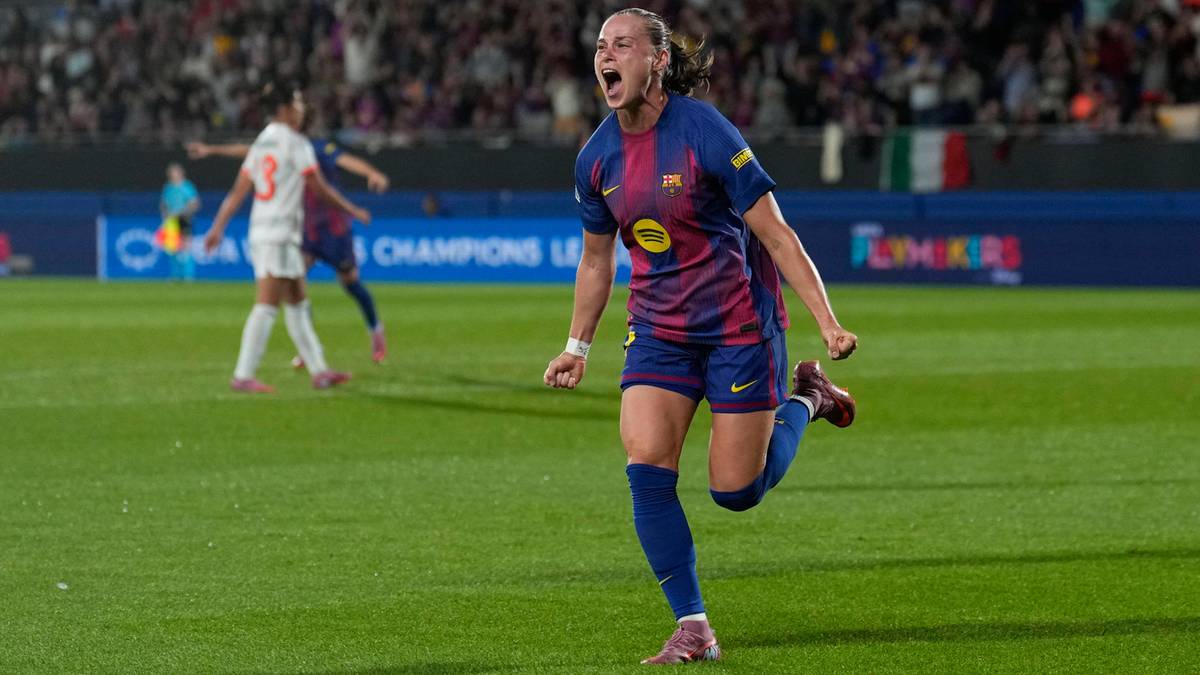 Piłkarka w niebiesko-bordowym stroju Barcelony biegnie po boisku z podniesionymi rękami i okrzykiem radości.