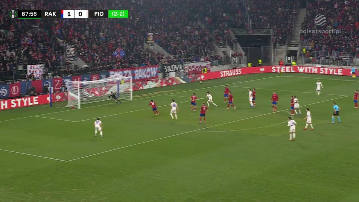 Fragment meczu piłki nożnej, podczas kt&oacute;rego zawodnik drużyny Rak&oacute;w Częstochowa strzela gola w meczu przeciwko Fiorentinie. Wynik spotkania to 1:1.
