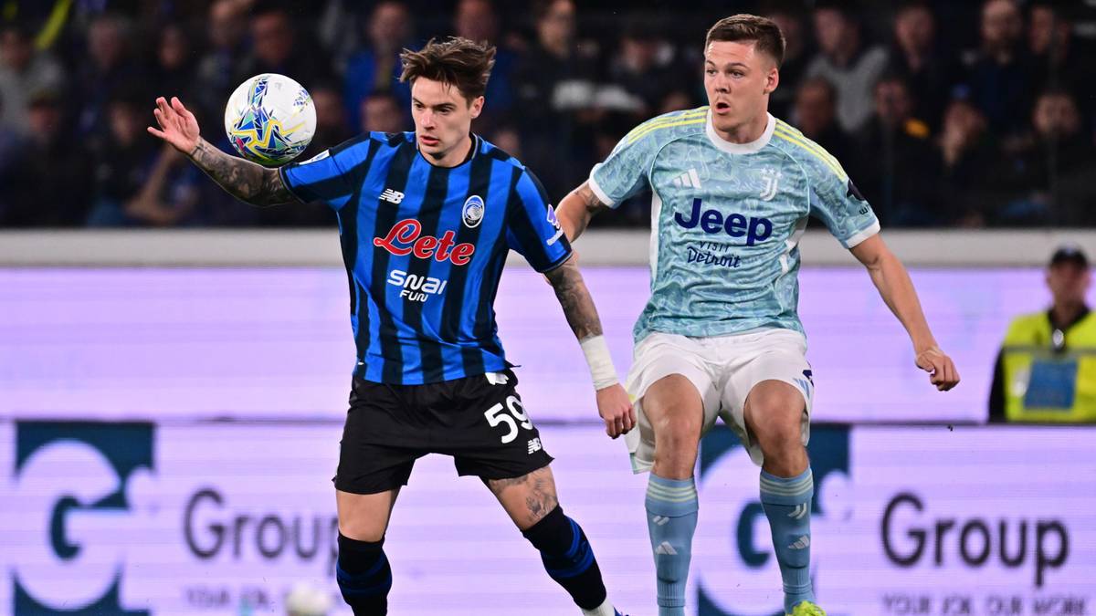 Dw&oacute;ch piłkarzy walczących o piłkę na boisku podczas meczu piłki nożnej.