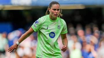 Piłkarka FC Barcelony w zielonej koszulce z numerem 23 i niebieskim logo klubu, w trakcie meczu.