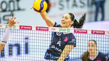 Siatkarka odbija piłkę nad siatką podczas meczu.