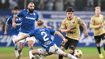 Piłkarze Lecha Poznań i G&oacute;rnika Zabrze walczą o piłkę na boisku podczas meczu.