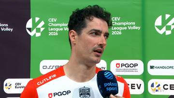 Mężczyzna w stroju sportowym z logo CEV Champions League udziela wywiadu do mikrofonu Polsat Sport.